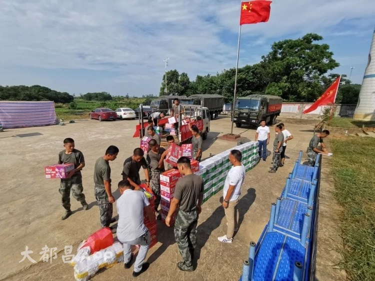 都昌退伍老兵自发筹备物资，慰问驻北山下坝抗洪官兵！