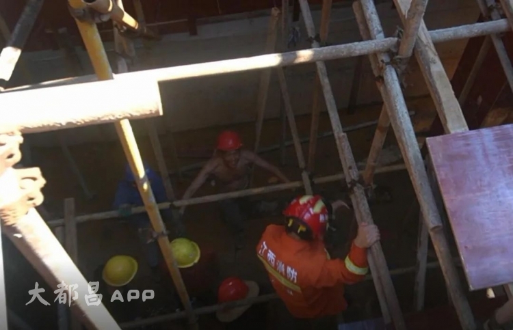 惊险！都昌一工人从7米高的工地坠下，腰部着地不能动弹！(视频)
