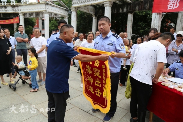 都昌公安公开返还失物，160余万元财物物归原主