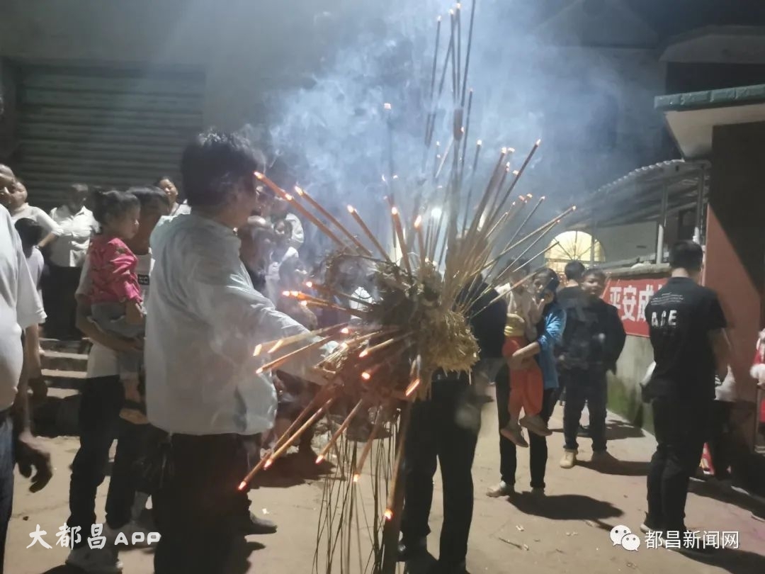 狮山乡大垅村：农民舞“稻草龙” 祈求风调雨顺 国泰民安