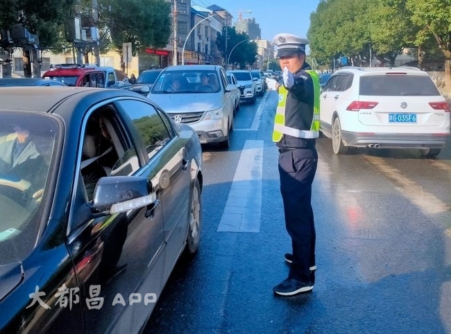 都昌交警城区疏堵保畅通