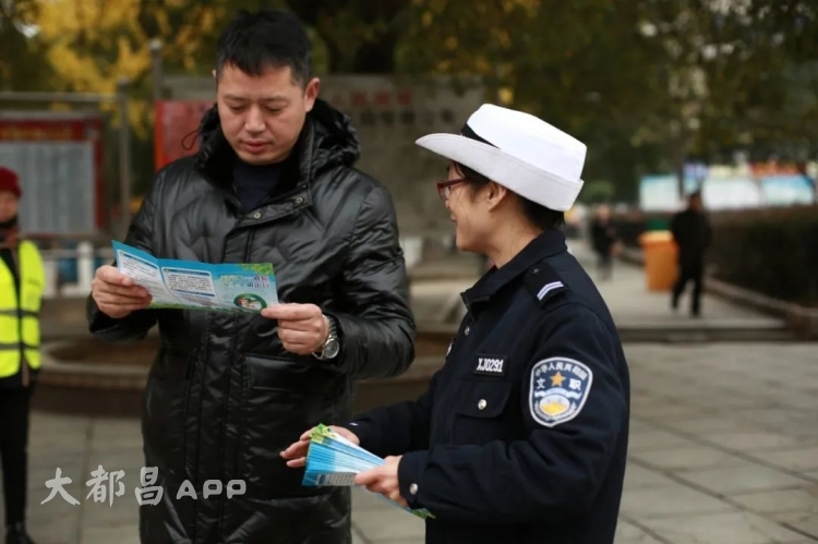 今天，都昌交警在新世纪广场免费发放头盔~