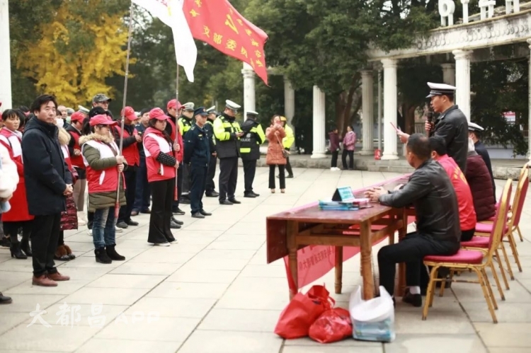 今天，都昌交警在新世纪广场免费发放头盔~