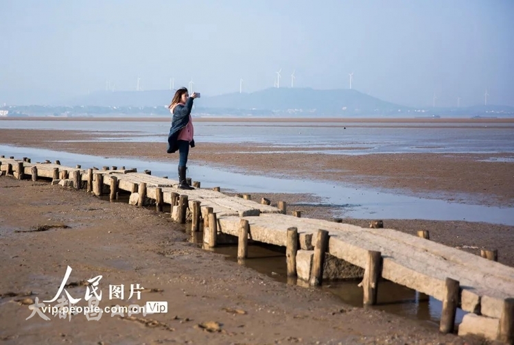 都昌鄱阳湖水枯，湖底明代古桥露真容！