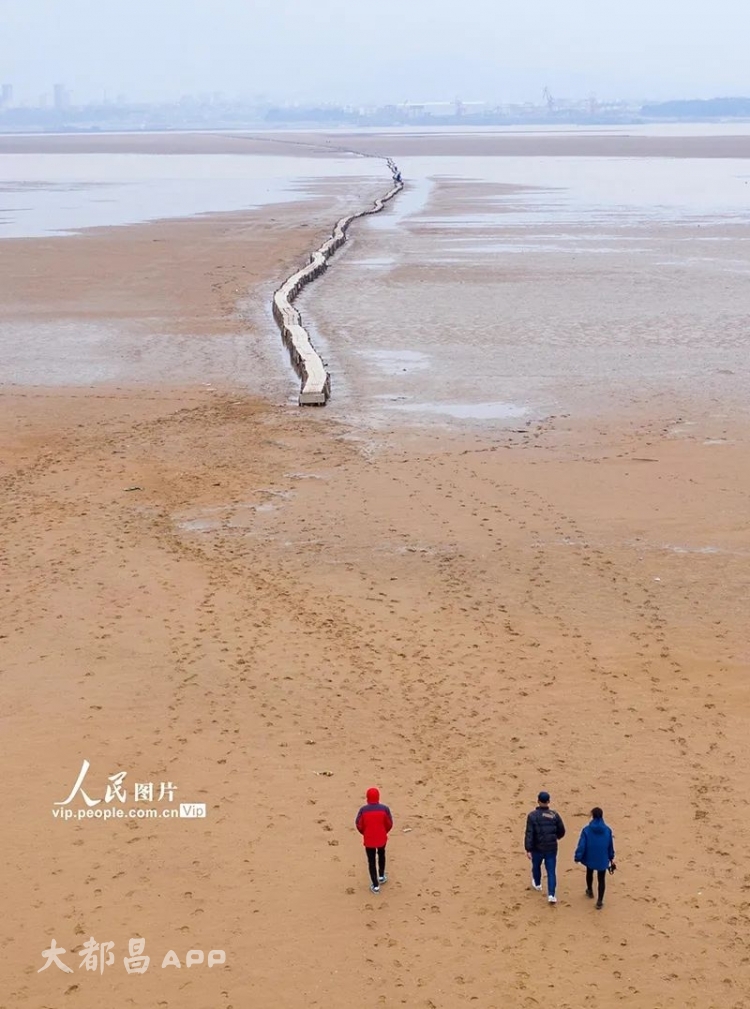 都昌鄱阳湖水枯，湖底明代古桥露真容！