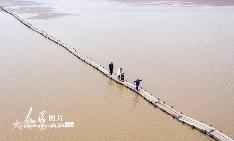 都昌鄱阳湖水枯，湖底明代古桥露真容！