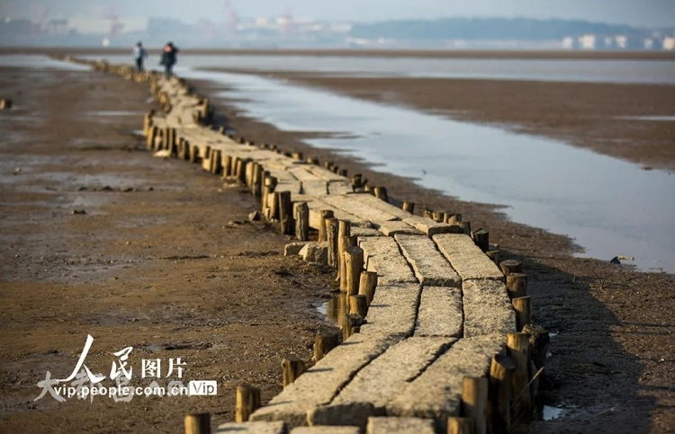 都昌鄱阳湖水枯，湖底明代古桥露真容！