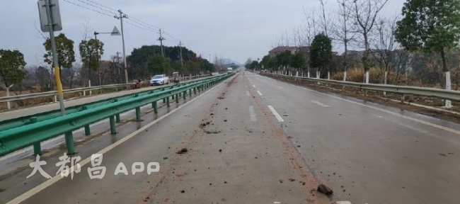 都昌中馆镇209省道一段路面有泥土，请减速慢行