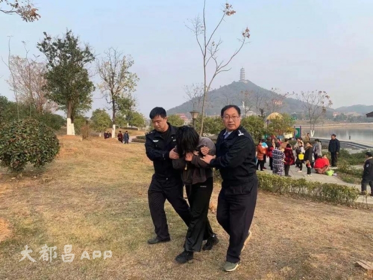 都昌2名年轻女子跳水轻生，幸好民警及时赶到