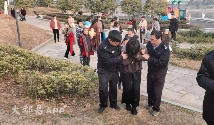 都昌2名年轻女子跳水轻生，幸好民警及时赶到