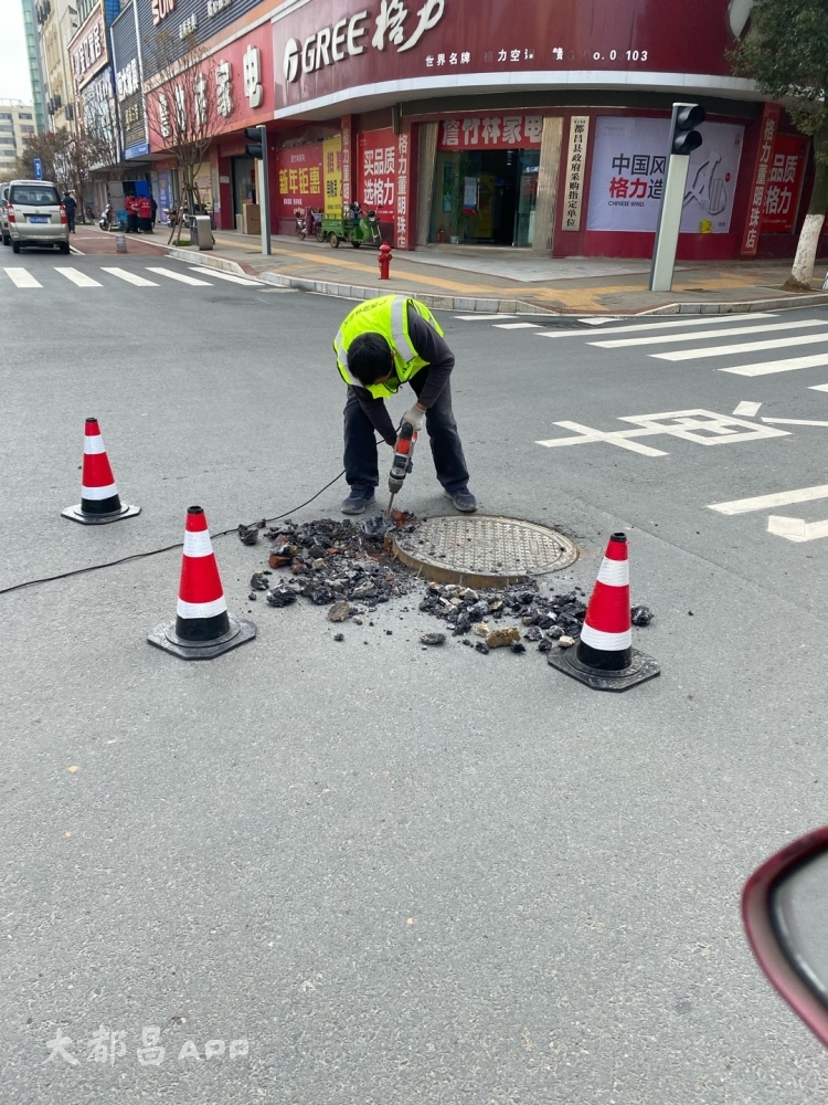 都昌万里大道下沉的窨井盖正在修复中，感谢你们