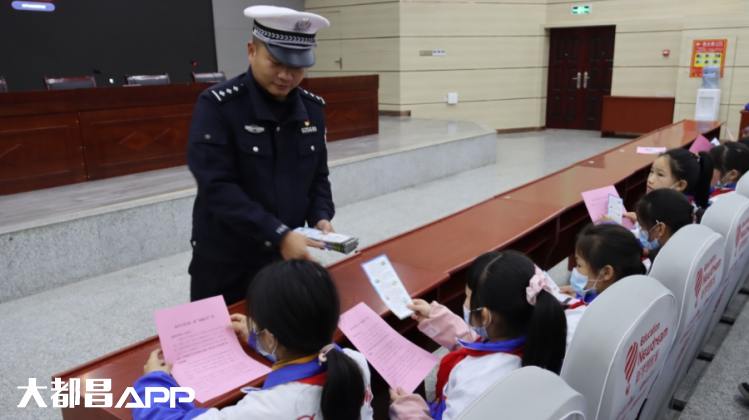 都昌交警：“小手拉大手”共同提升群众交通安全意识