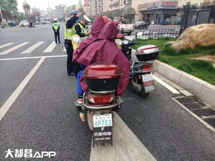 都昌一批二轮车、三轮车不按车道行驶大曝光