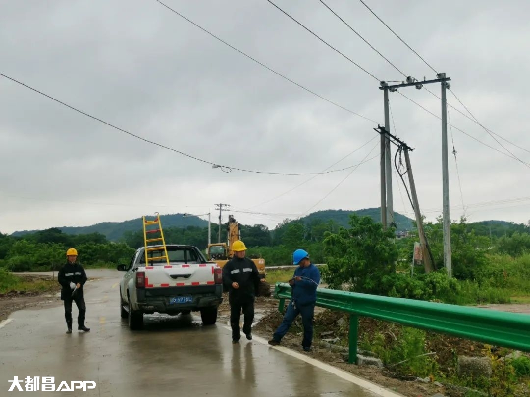 暴雨大风致苏山六千余户村民停电 供电公司紧急抢修