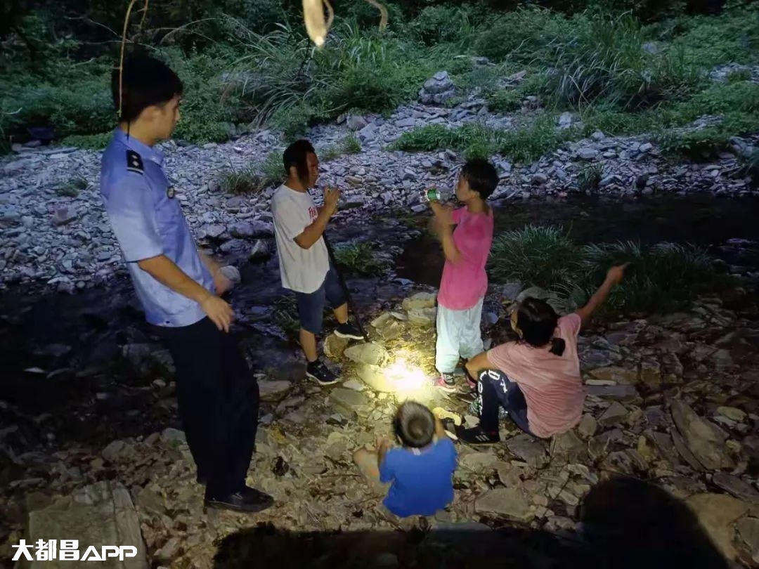 江苏一家五口被困深山，都昌民警紧急救援