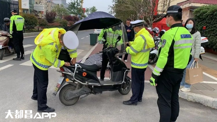 都昌骑电动车的注意了，交警将从严治理非法加装遮阳伞